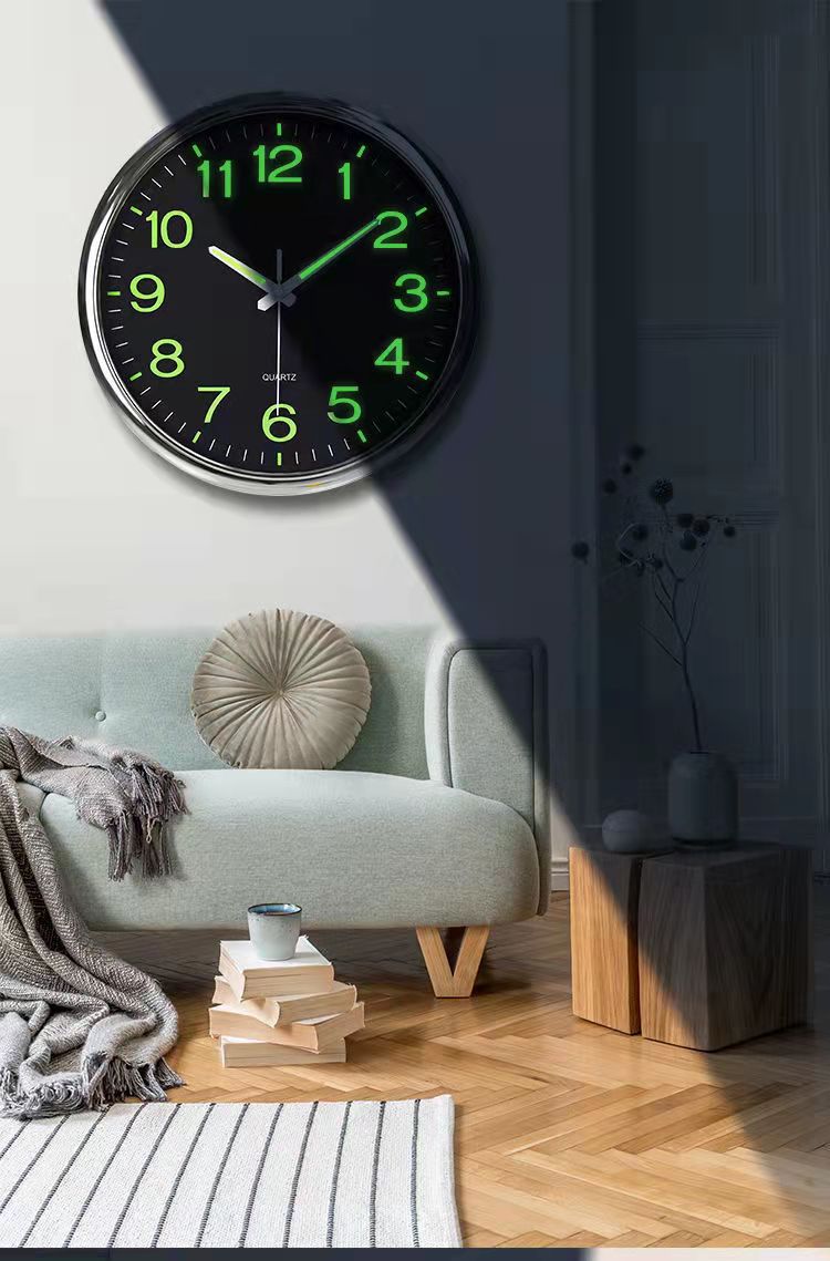 Horloge murale silencieuse Kansas Ø30 cm avec éclairage nocturne. Idéale pour voir l'heure la nuit sans bruit.