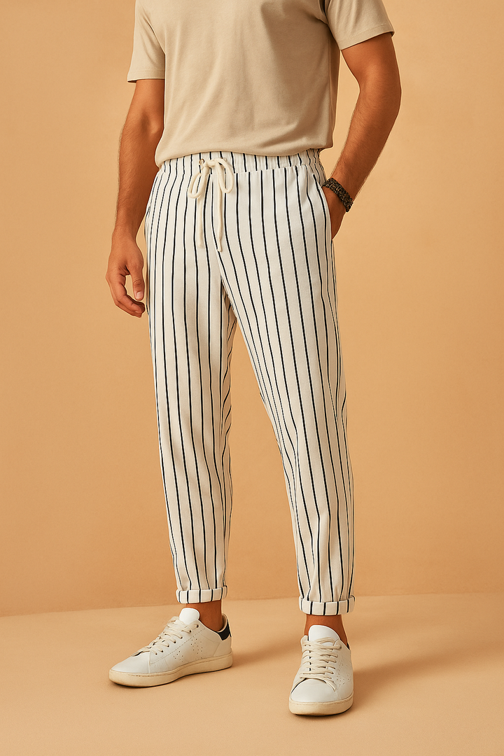 Pantalon homme en lin rayé, coupe décontractée estivale. Taille élastiquée, léger et respirant pour l'été.