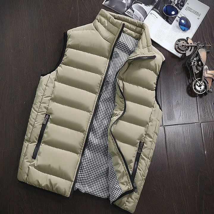 Mode homme: Gilet matelassé noir, imperméable et moderne. Parfait pour une allure décontractée et chic.