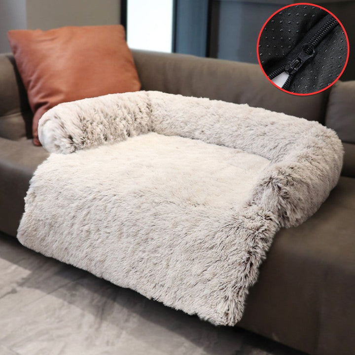 Vue d'un chien heureux sur son canapé de luxe, un havre de paix pour un repos animal optimal.