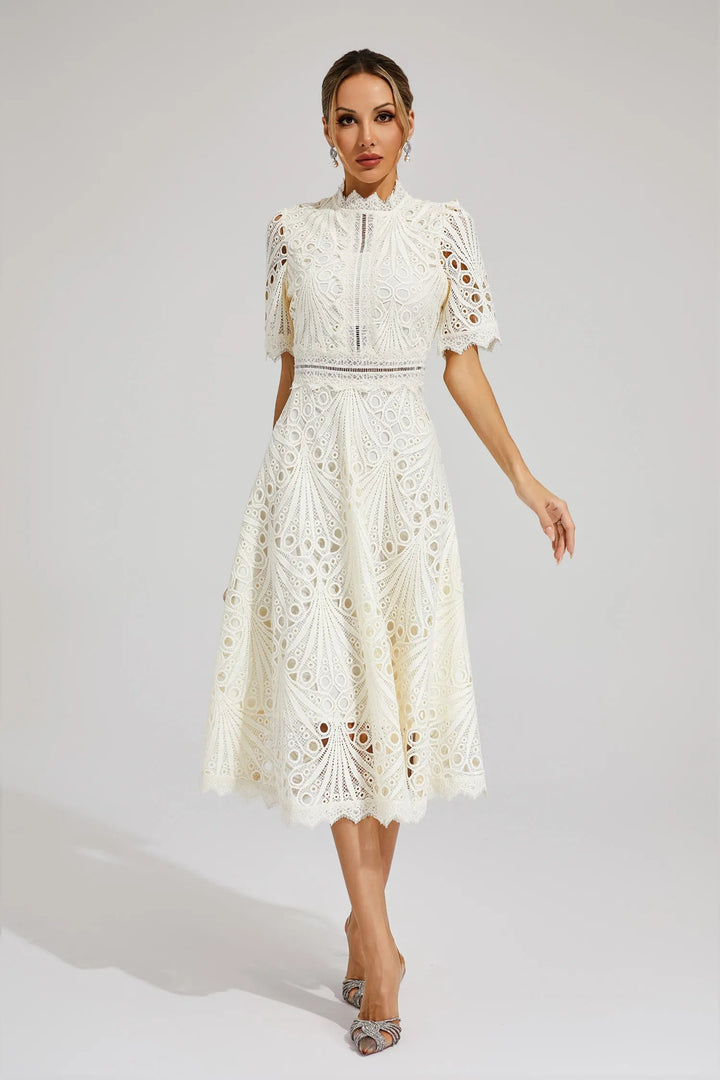 Robe midi élégante femme rose, manches courtes et cut-out. Idéale pour une cérémonie, une soirée ou un été chic.