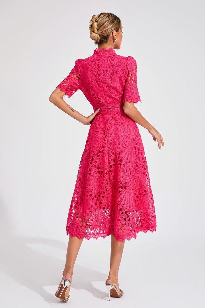 Robe midi blanche élégante, détail cut-out tendance et manches courtes. Idéale pour cérémonie ou soirée chic.