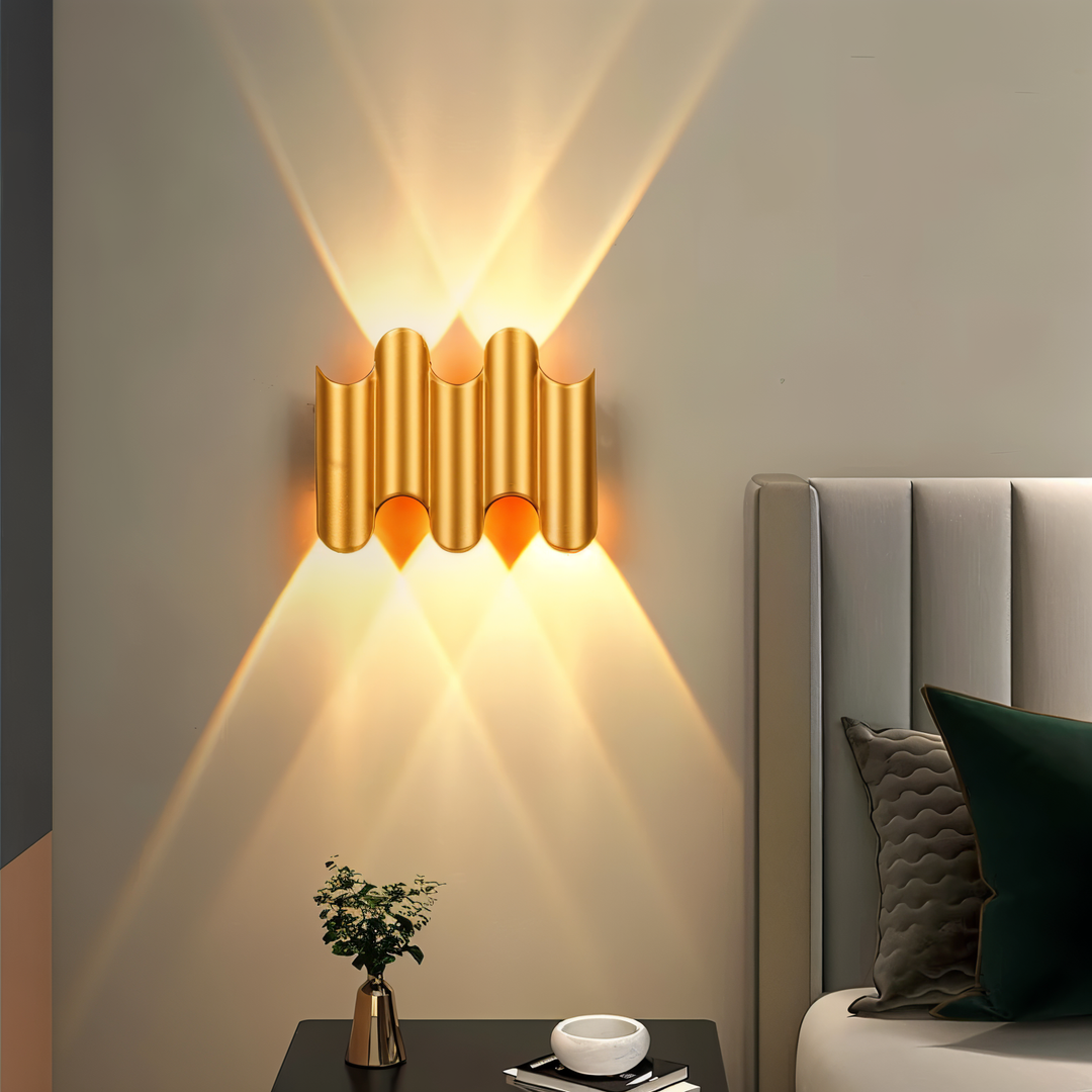 Applique murale LED moderne noire et dorée, design élégant pour éclairage intérieur.