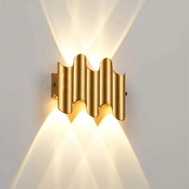 Luminaire mural LED moderne, noir et doré, avec un design élégant pour un éclairage d'intérieur.