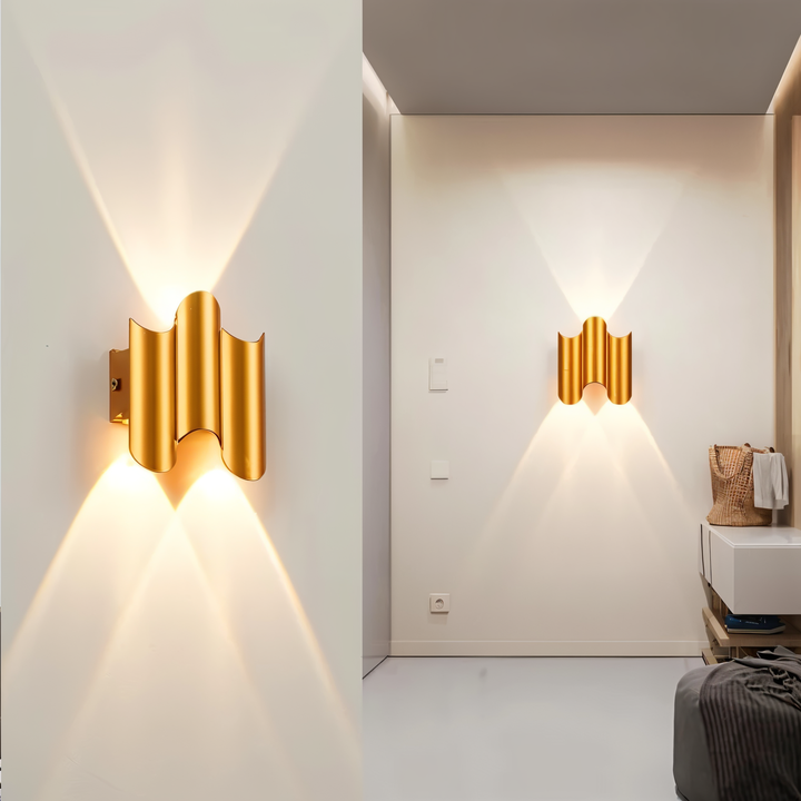 Applique murale LED de luxe, éclairage moderne noir et doré créant une ambiance sophistiquée.