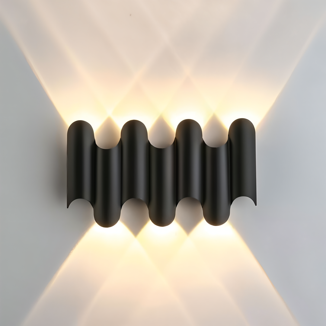 Applique murale LED noire et dorée, design épuré, luminaire moderne pour un éclairage d'ambiance.