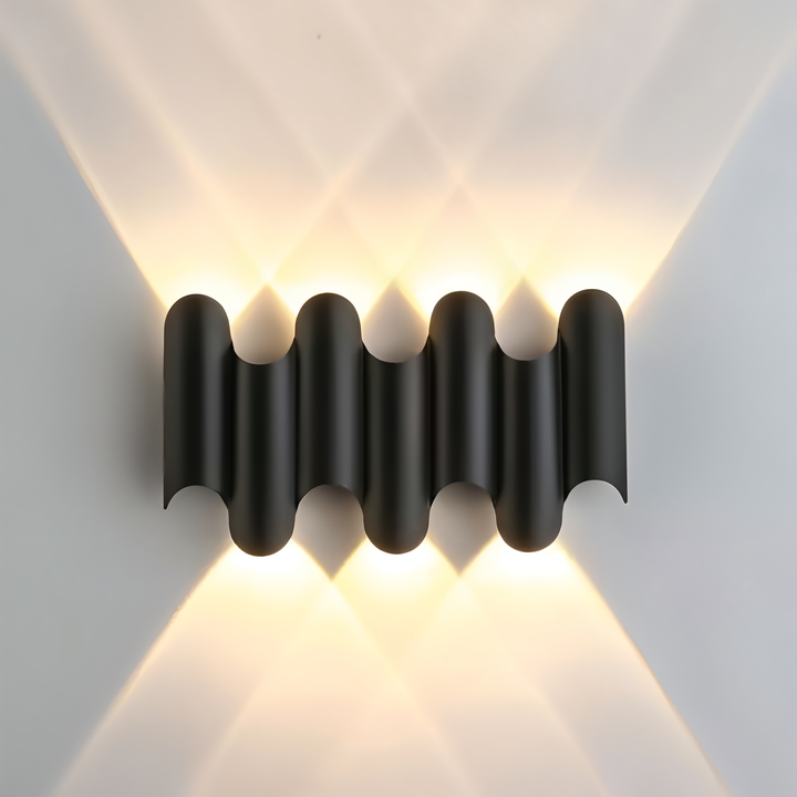 Applique murale LED noire et dorée, design épuré, luminaire moderne pour un éclairage d'ambiance.