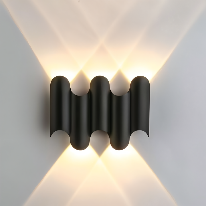 Applique murale LED design moderne, couleur noire et dorée, éclairage intérieur stylé.