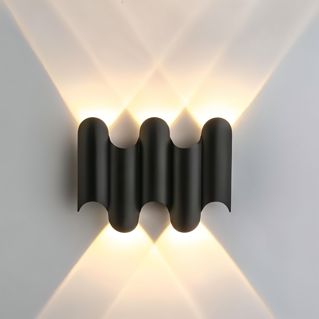 Applique murale LED moderne, noir et doré, luminaire design pour salon, chambre ou couloir.