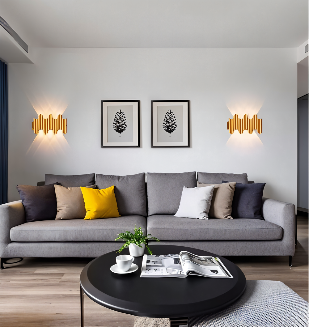 Applique murale design LED noire & dorée, luminaire moderne pour décoration intérieure chic.