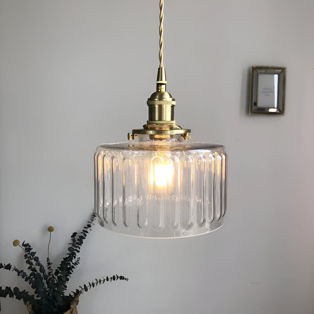 Luminaire suspension vintage GlamourGlass en verre cylindrique, ton beige pour déco intérieure chic.