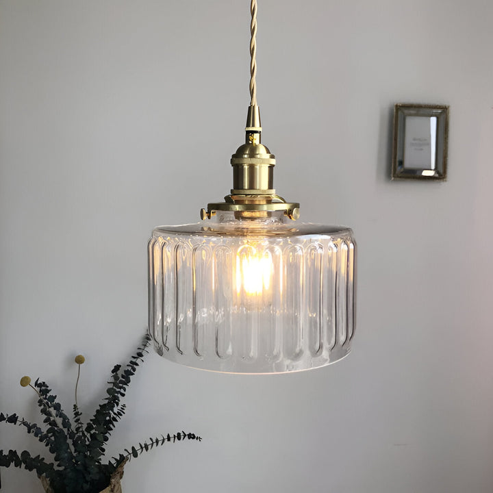 Luminaire suspension vintage GlamourGlass en verre cylindrique, ton beige pour déco intérieure chic.