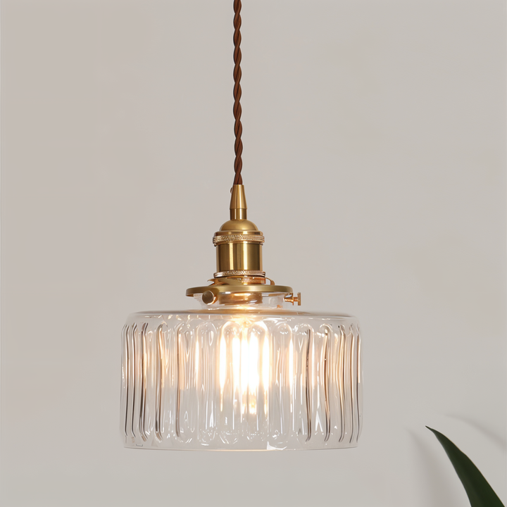 Suspension design vintage cylindrique, parfaite pour une ambiance intérieure chaleureuse et un éclairage doux.