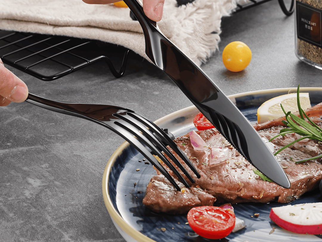 Couverts de table durables et élégants, un set complet de 5 pièces en acier, parfait pour cuisine et repas modernes.