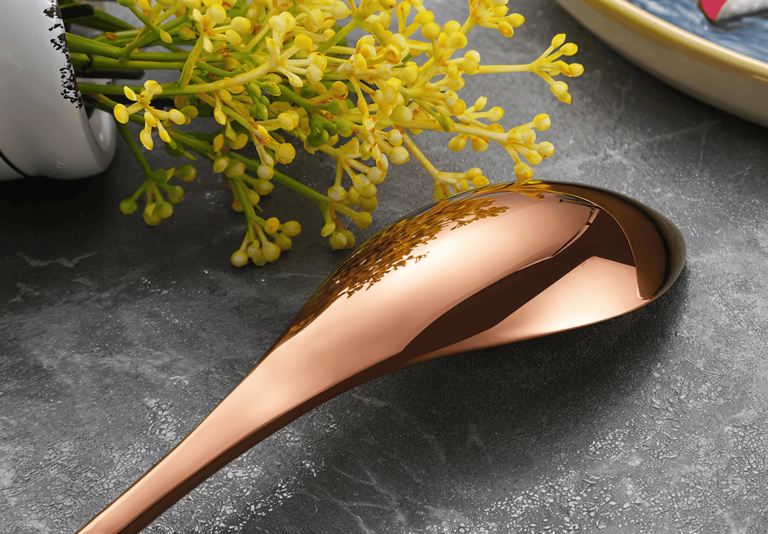 Set de 5 couverts design comprenant couteau, fourchette, cuillère à soupe et à café, essentiel pour votre table.