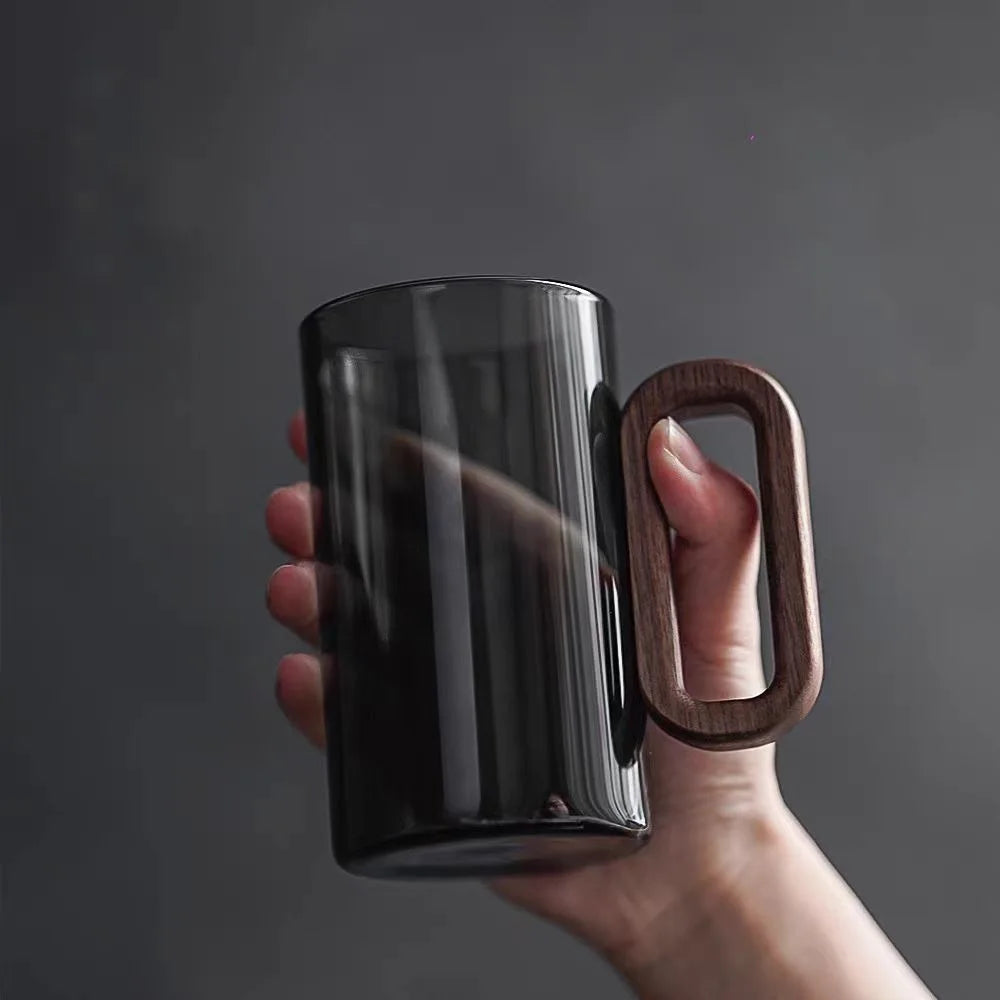 Verre GlassCraft de 350ml, poignée en bois pour une prise en main confortable. Boissons élégantes.