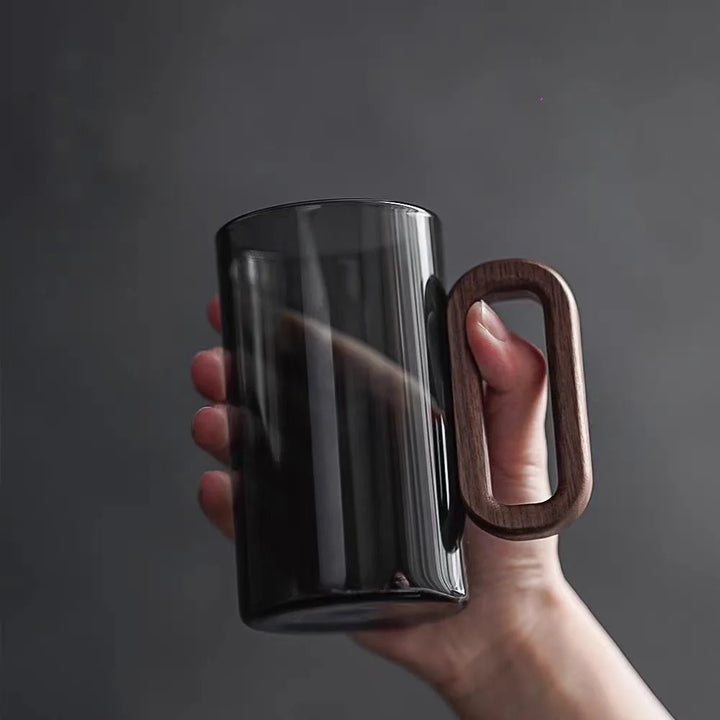 Verre GlassCraft de 350ml, poignée en bois pour une prise en main confortable. Boissons élégantes.