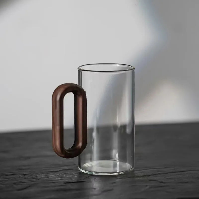 Élégant verre double paroi avec anse en bois pour café ou thé. Design moderne cuisine.