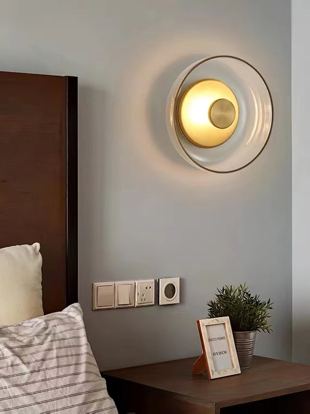 Applique murale LED verre clair, style scandinave, lumière froide, déco couloir.