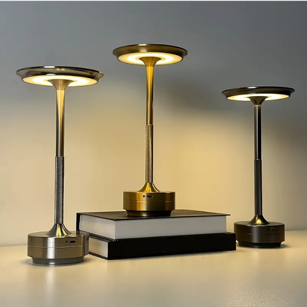 Détail de l'interrupteur tactile dimmable sur la lampe de table Glimmera sans fil, rechargeable. Design moderne.