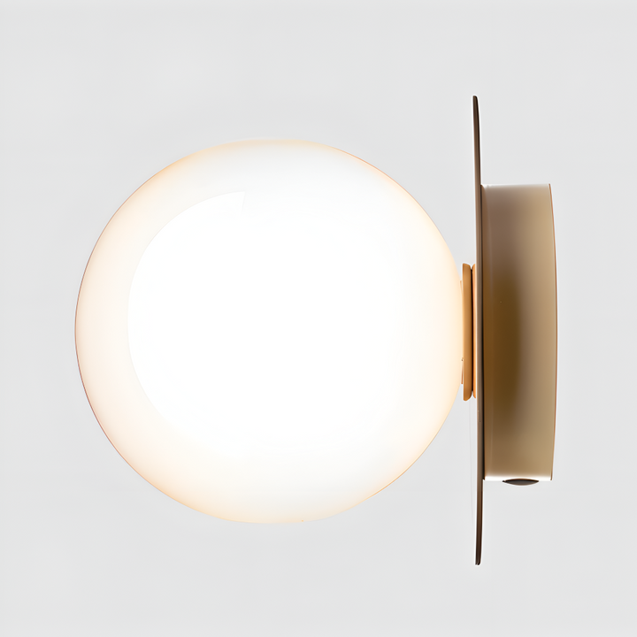 Plafonnier globe clair. Éclairage moderne et lumineux pour salon ou entrée, design pur.