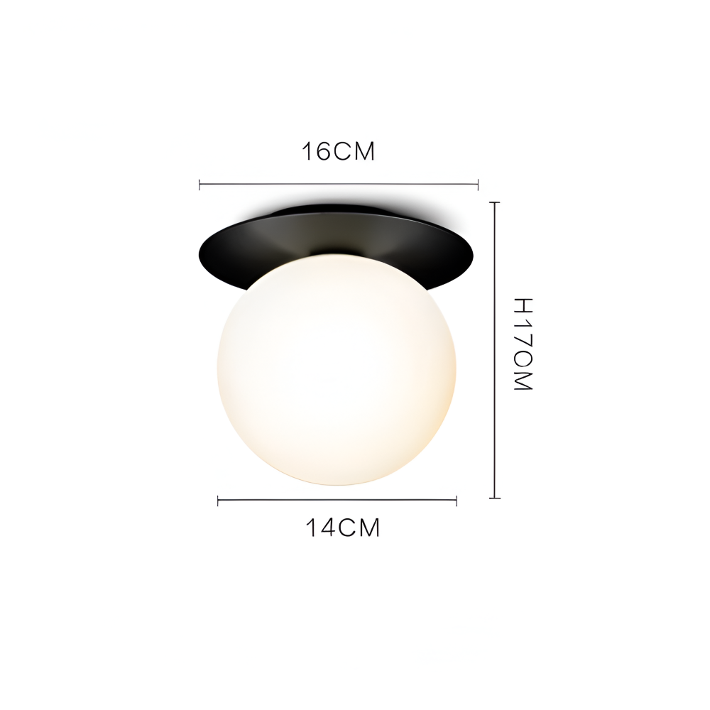 Lampe de plafond finition or, globe lumineux. Crée une ambiance chaleureuse dans l'entrée.