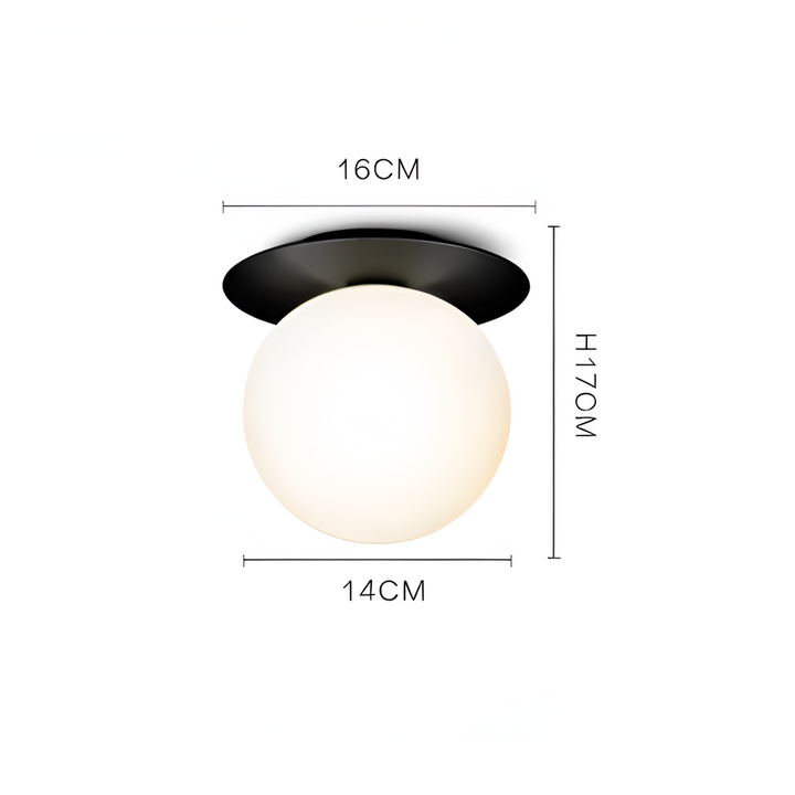 Lampe de plafond finition or, globe lumineux. Crée une ambiance chaleureuse dans l'entrée.