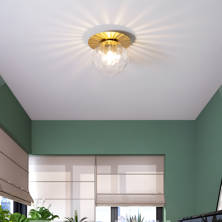Lampe de plafond globe clair. Luminaire contemporain pour entrée, ambiance lumineuse.