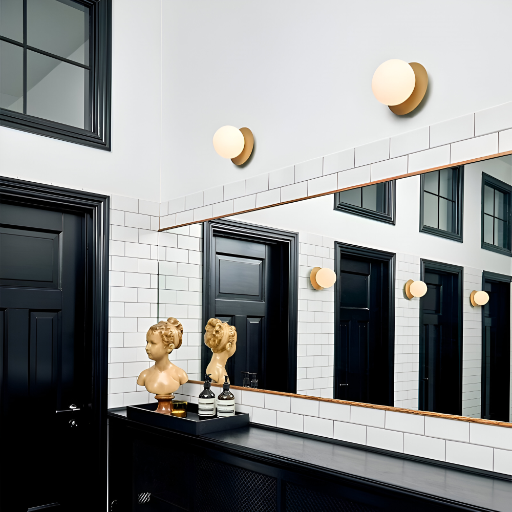 Luminaire suspendu globe clair. Parfait pour chambre, lumière douce et design moderne.