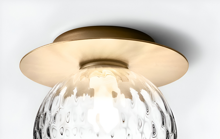 Lampe de plafond verre clair. Éclairage moderne pour couloir, design épuré et fonctionnel.
