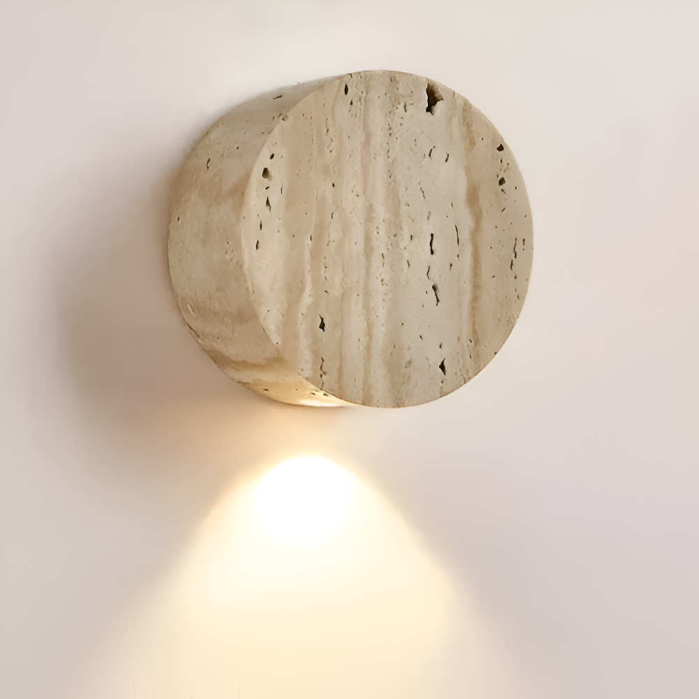 Applique murale LED ronde beige. Luminaire moderne Wabi Sabi pour salon et chambre à l'ambiance épurée.