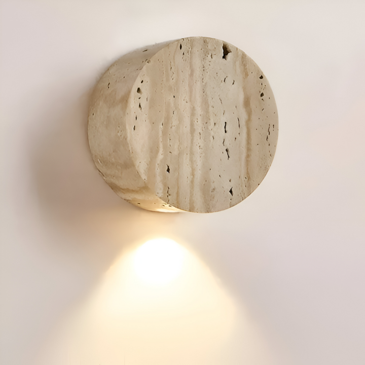 Applique murale LED ronde beige. Luminaire moderne Wabi Sabi pour salon et chambre à l'ambiance épurée.