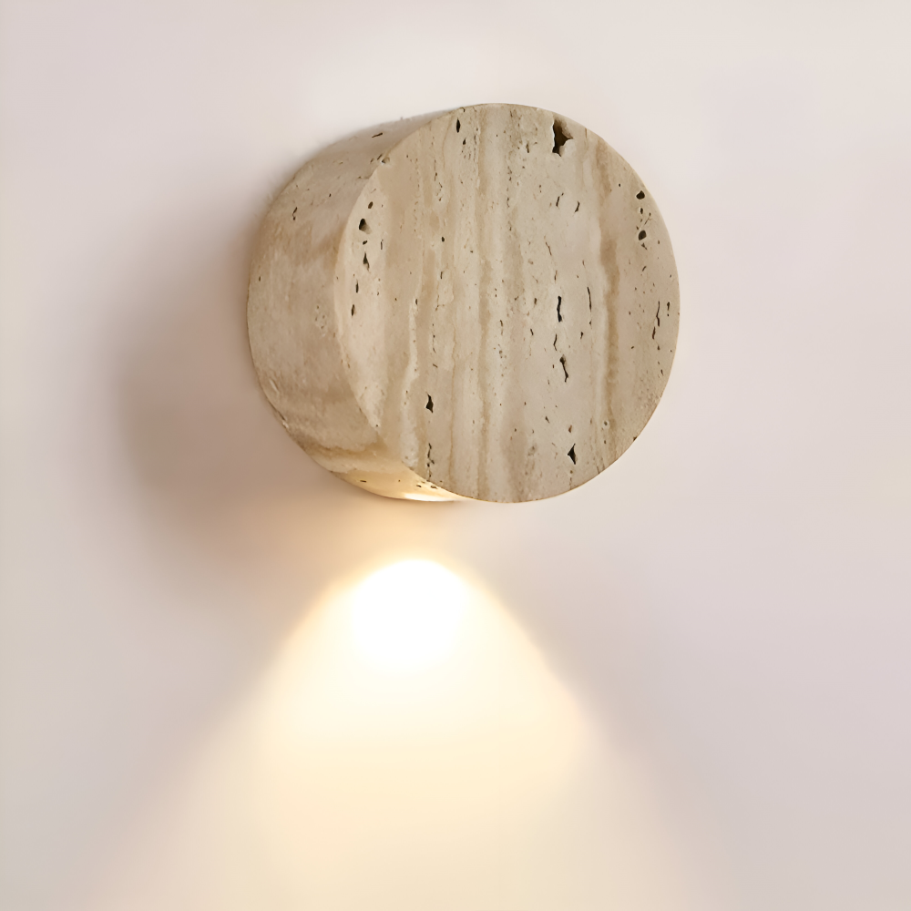 Applique LED ronde beige. Décoration intérieure Wabi Sabi, luminaire minimaliste pour ambiance chaleureuse.