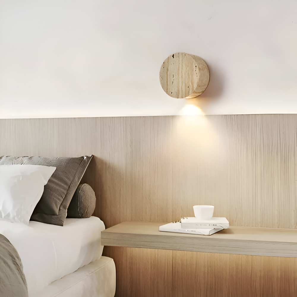 Lampe murale LED ronde beige. Éclairage design minimaliste pour une ambiance chaleureuse et sereine.
