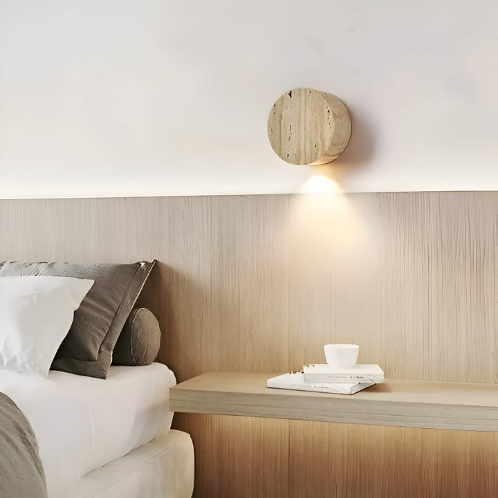 Lampe murale LED ronde beige. Éclairage design minimaliste pour une ambiance chaleureuse et sereine.