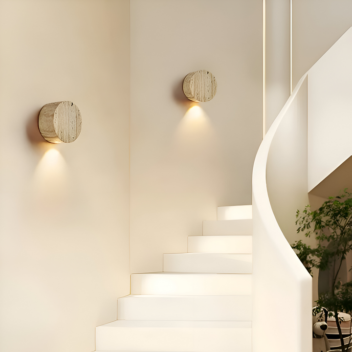 Luminaire mural LED rond beige. Éclairage d'ambiance doux pour un intérieur Wabi Sabi contemporain.
