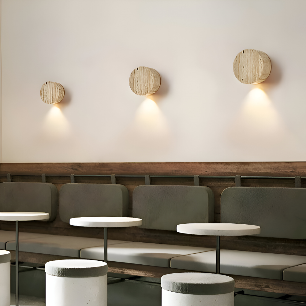 Applique LED ronde beige. Lampe murale minimaliste créant une ambiance Wabi Sabi sereine dans votre maison.