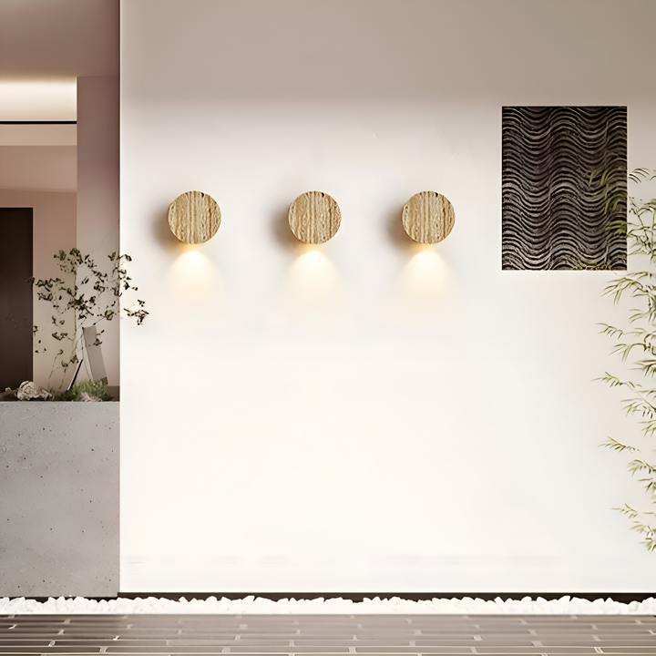 Décoration murale lumineuse : Applique LED ronde beige. Design épuré, éclairage chaleureux pour le salon.