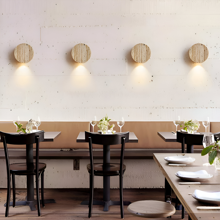 Applique murale LED ronde beige pour chambre. Luminaire design Wabi Sabi, éclairage d'ambiance reposant.