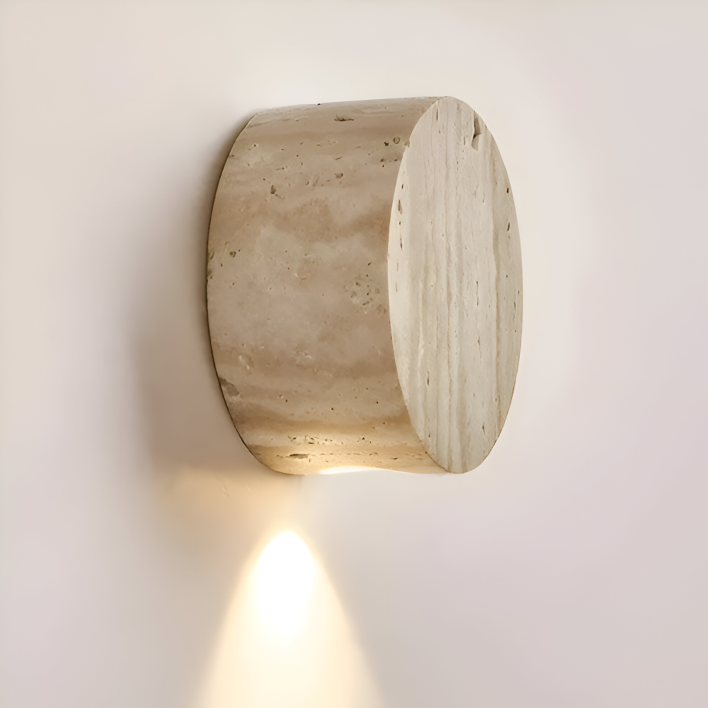 Applique murale LED ronde beige, luminaire design moderne. Éclairage doux pour décoration Wabi Sabi chic.