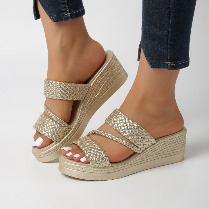 Chaussures d'été femme, sandales compensées tressées, style printanier décontracté et chic.