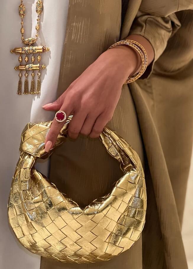 Mini sac tressé artisanal femme, couleur naturelle. Élégant sac bandoulière chic pour usage quotidien.