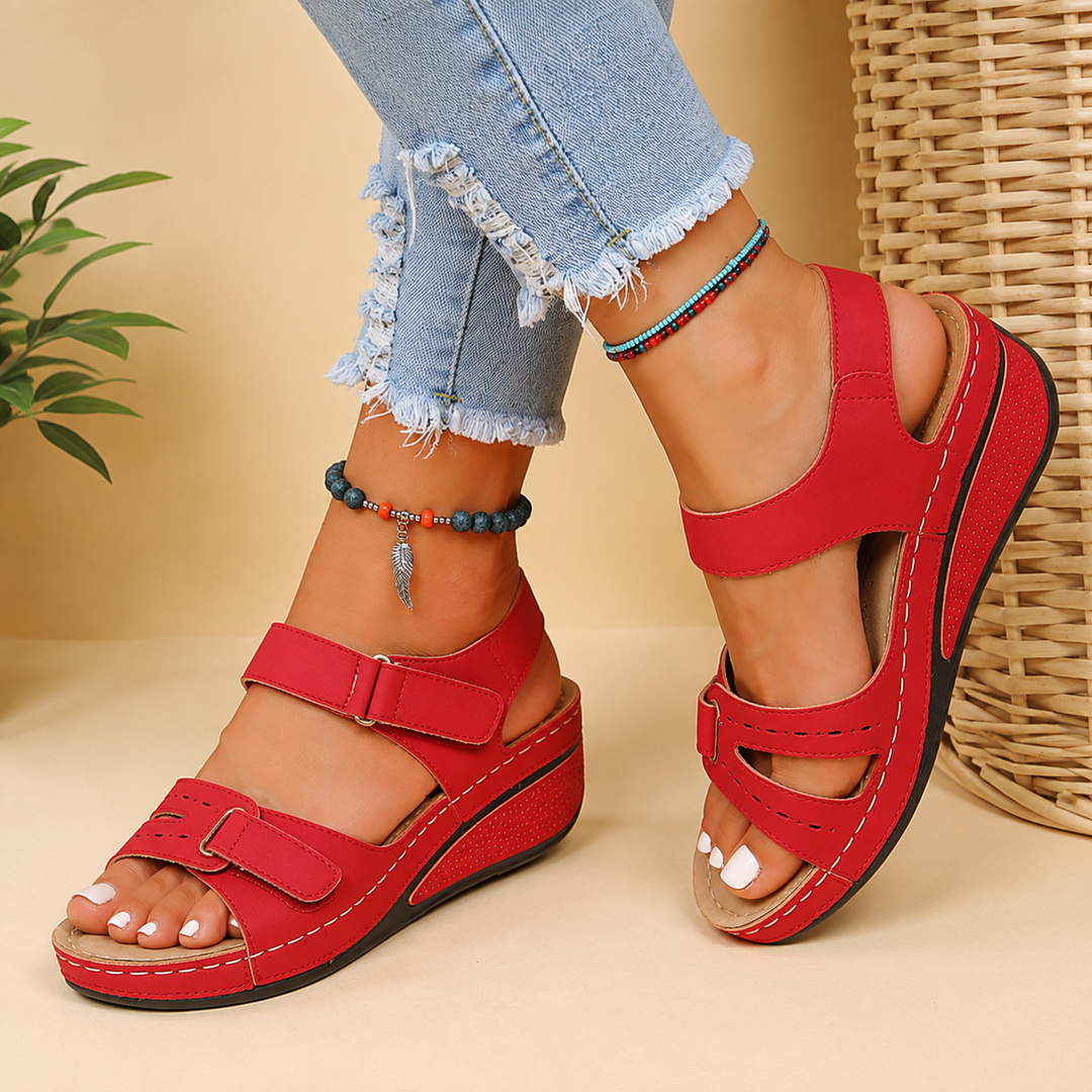 Sandales GraceStep compensées ajustables, offrant un confort exceptionnel et une élégance intemporelle aux femmes.
