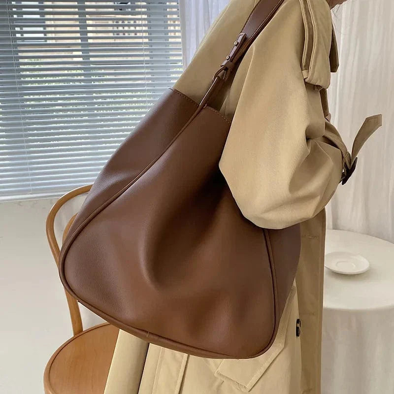 Sac cabas femme grand format en cuir vegan noir. Élégant et pratique pour le quotidien.