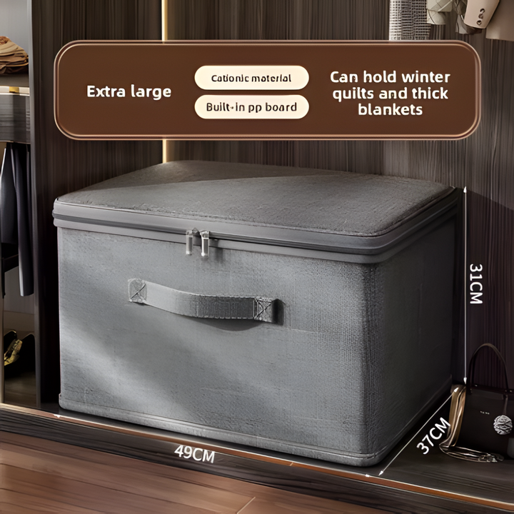 Boîte de rangement pliée à plat, grise en tissu, montrant sa forme compacte pour un rangement facile.