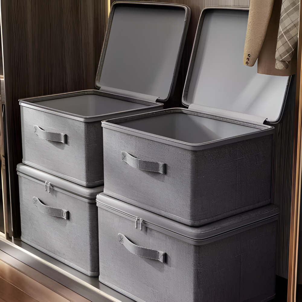 Boîte de rangement grise avec couvercle, en tissu résistant, pour organisation facile du textile.
