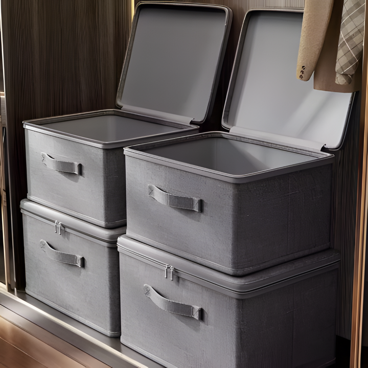 Boîte de rangement grise avec couvercle, en tissu résistant, pour organisation facile du textile.