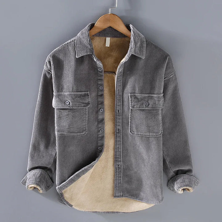 Veste polaire côtelée homme offrant un confort décontracté, parfaite pour rester au chaud cet hiver.