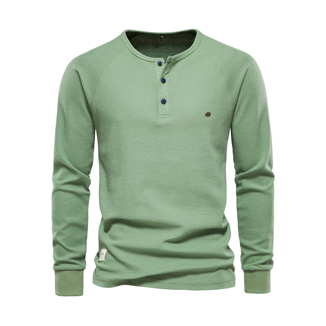 T-shirt Henley homme polyvalent, manches longues et boutons. Parfait pour un look casual ou superposé confortable.