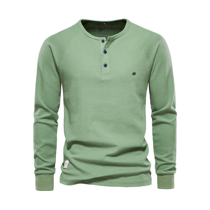 T-shirt Henley homme polyvalent, manches longues et boutons. Parfait pour un look casual ou superposé confortable.